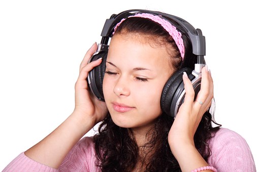受験勉強で音楽を聴きながら行うメリット『話し声を聞こえなくできる』